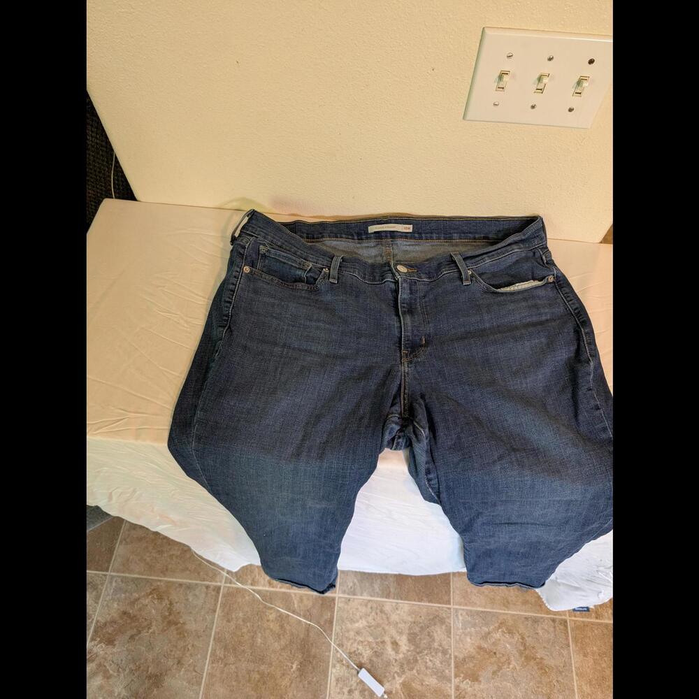 GUC Levi's Classic Straight Jeans - Women's Size 18W - Slight wear